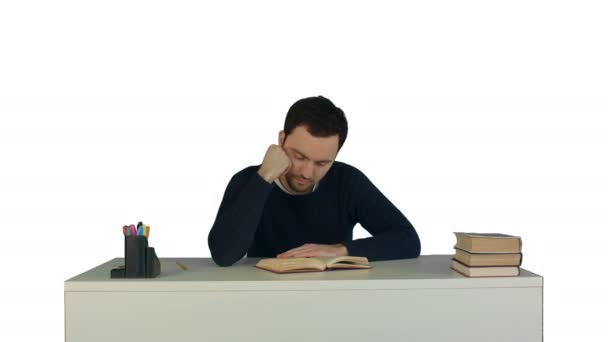 Väsynyt mies lukemassa kirjaa kirjastossa valkoisella taustalla eristetty
 - Materiaali, video
