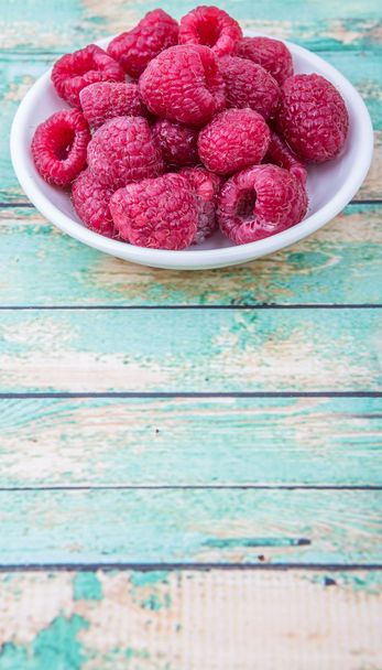 Raspberry vruchten in kom - Foto, afbeelding