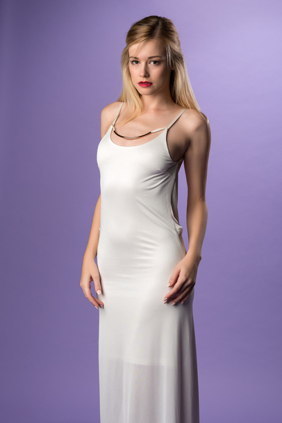 Lange witte jurk - Foto, afbeelding