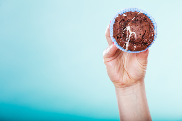 chocolate muffin in  human hand - Valokuva, kuva