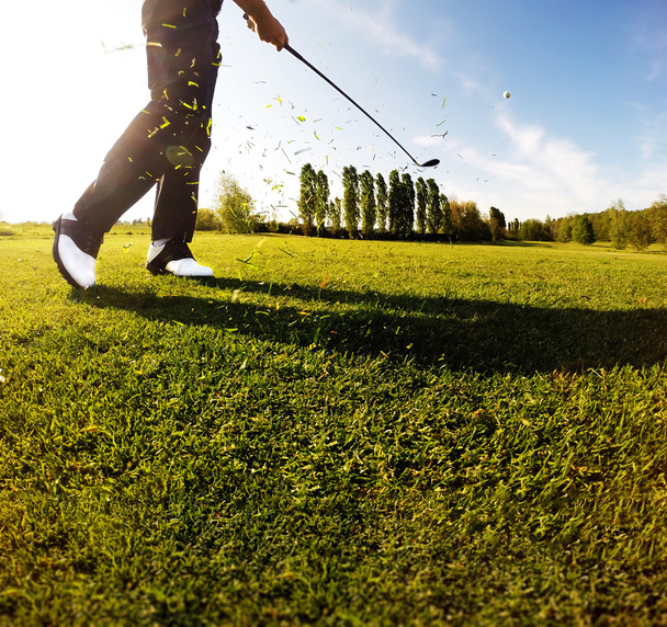 Golf swing on the course - Foto, afbeelding