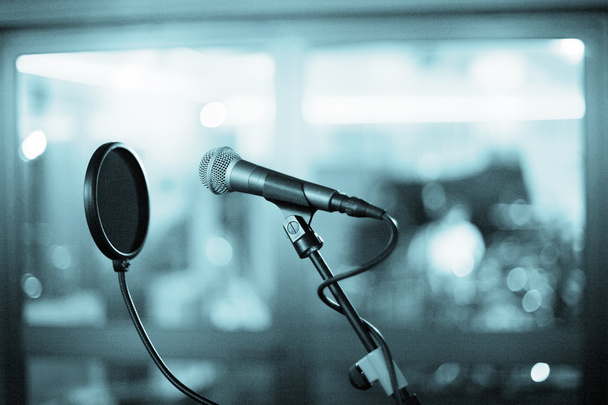 Mikrofon i pop tarcza w studio nagrań - Zdjęcie, obraz