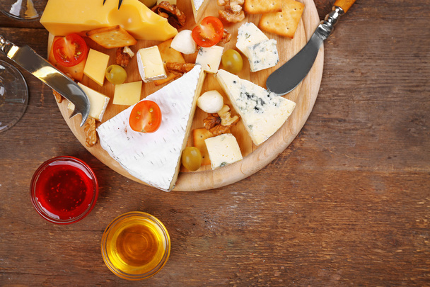 Cheese for tasting on wooden background, top view - Foto, imagen