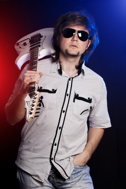 Милый молодой рок-музыкант с белой гитарой
 - Фото, изображение