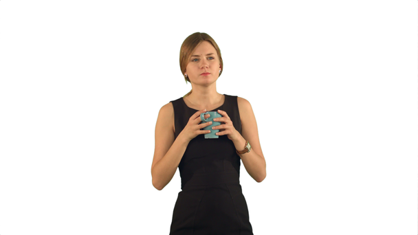 Joven hermosa mujer sosteniendo la taza de té o café sobre fondo blanco aislado
 - Imágenes, Vídeo