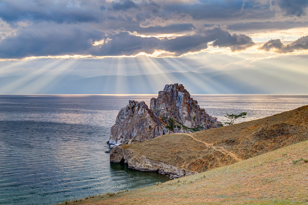 Шаман Скеля, озеро Байкал в Росії - Фото, зображення