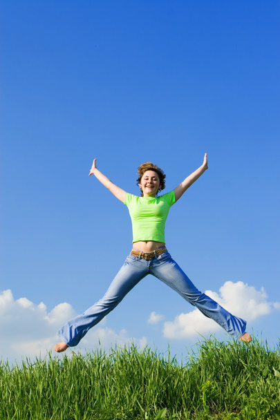 Feliz joven mujer está saltando - Foto, imagen