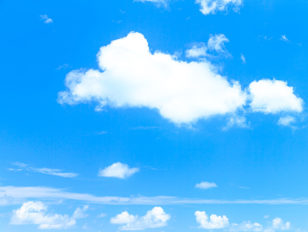 chmury na błękitnym niebie - Zdjęcie, obraz