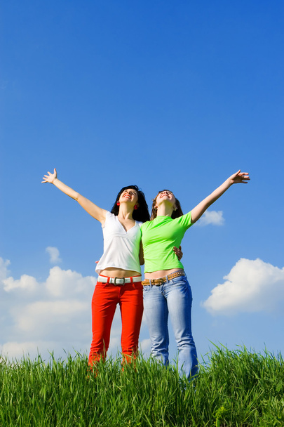kaksi onnellista nuorta naista unelmoi lentävänsä tuulessa
 - Valokuva, kuva