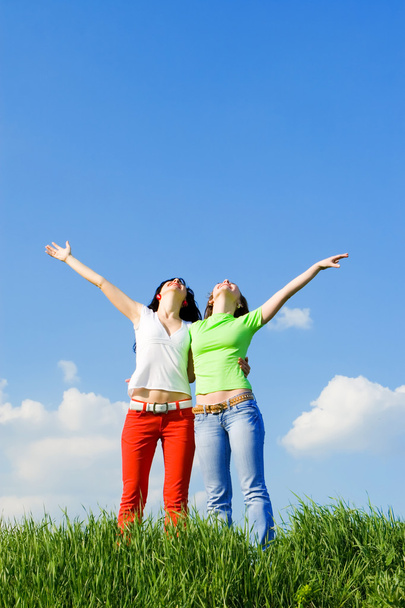 Due giovani donne felici sognano di volare
 - Foto, immagini