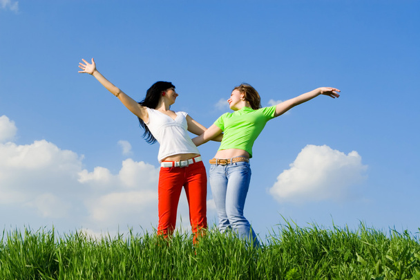 Δύο χαρούμενες νεαρές γυναίκες ονειρεύονται να πετάξουν στους ανέμους - Φωτογραφία, εικόνα