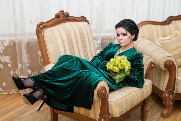 Unusual beautiful bride in a green dress - Valokuva, kuva