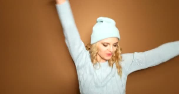 lachende blonde vrouw in winter jumper - Video