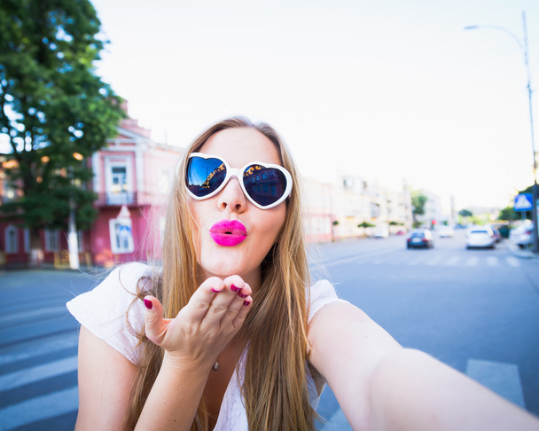 Beautiful hipster girl taking selfie - Foto, imagen