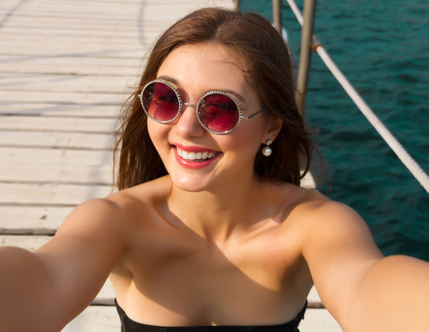Summer fashion close up of young cheerful girl. - 写真・画像