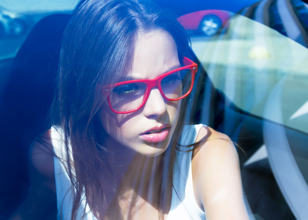 Menina adolescente bonita no carro
 - Foto, Imagem