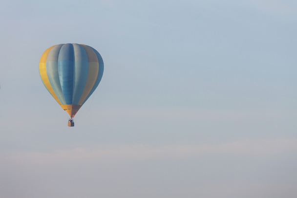Воздушный шар в голубом небе
 - Фото, изображение