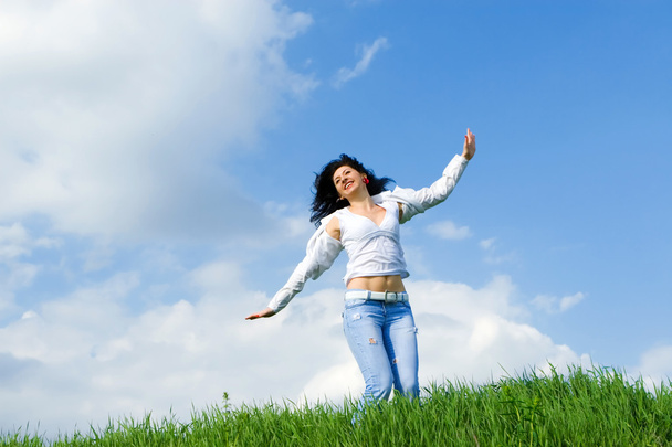 Boldog fiatal nő álmait-repülni a szélben - Fotó, kép
