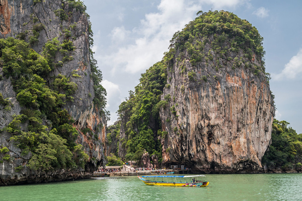 Phuket, Thaïlande - vers septembre 2015 : îles et falaises calcaires de la mer d'Andaman, baie de Phang Nga, Thaïlande
 - Photo, image