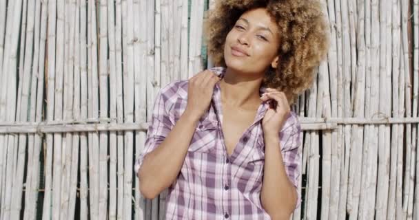Mädchen lächelt über Schilfwand - Filmmaterial, Video