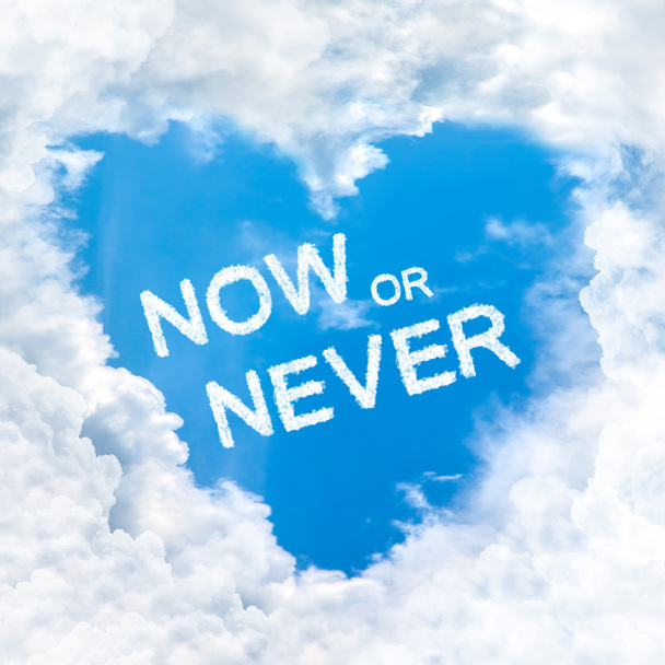 зараз або ніколи слова всередині любові хмарне блакитне небо
 - Фото, зображення