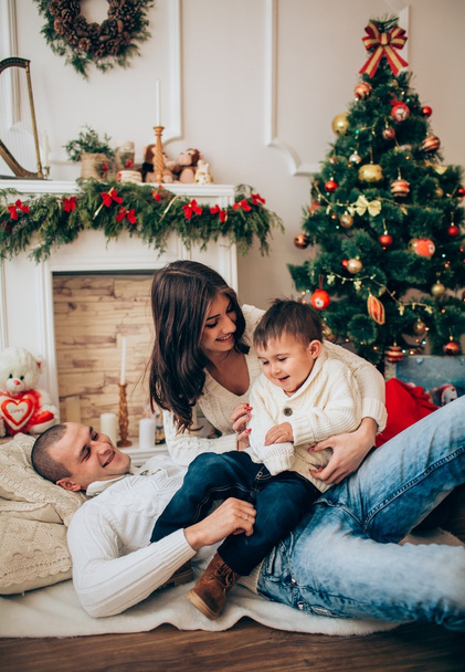 onnellinen perhe jouluaattona
 - Valokuva, kuva