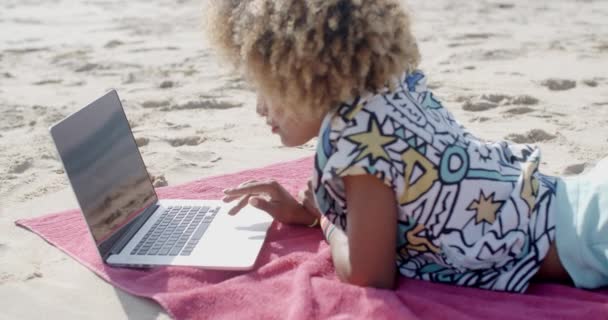 Menina de surf internet com laptop
 - Filmagem, Vídeo