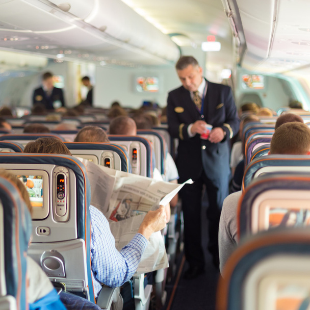 Steward und Passagiere in Verkehrsflugzeugen. - Foto, Bild