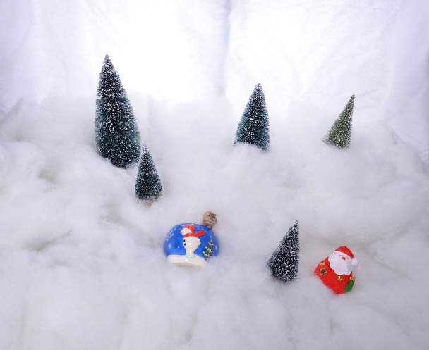 koriste hahmo joulukuusia ja lunta
 - Valokuva, kuva