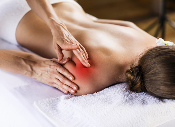 Жінка, насолоджуючись масаж
. - Фото, зображення