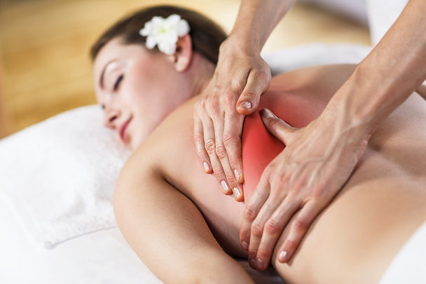 Kobieta korzystająca z masażu. - Zdjęcie, obraz