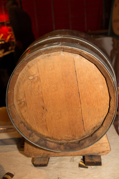 Weinfass aus Eichenholz isoliert auf dunklem Hintergrund - Foto, Bild