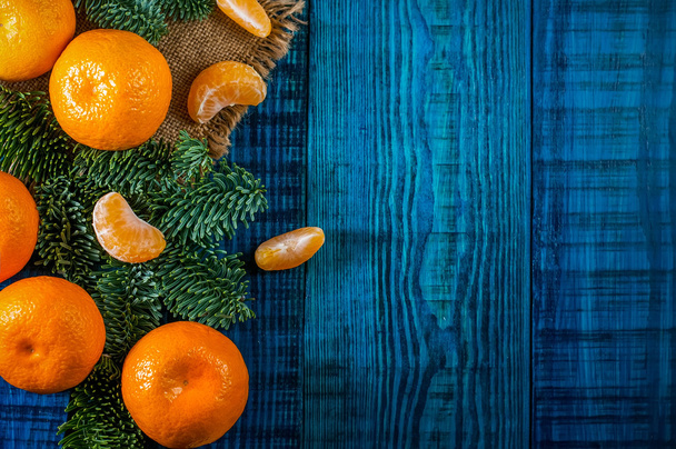 Appelsiinit, kuusen oksat
 - Valokuva, kuva