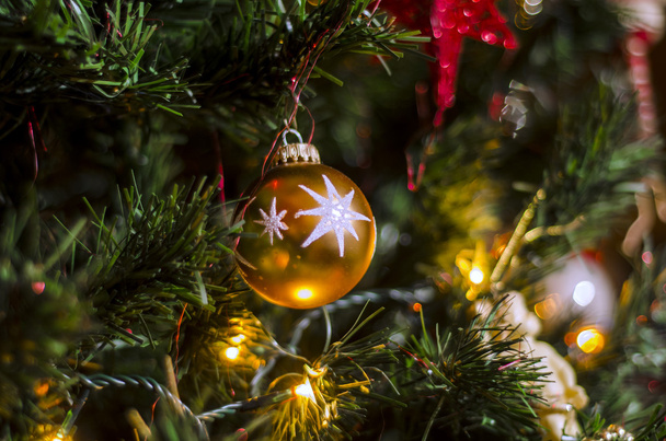 Weihnachtsspielzeug auf dem Baum - Foto, Bild
