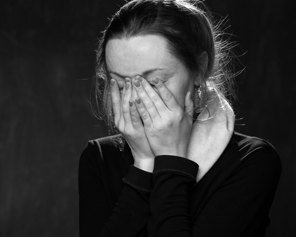 Portret młodej smutnej kobiety - Zdjęcie, obraz