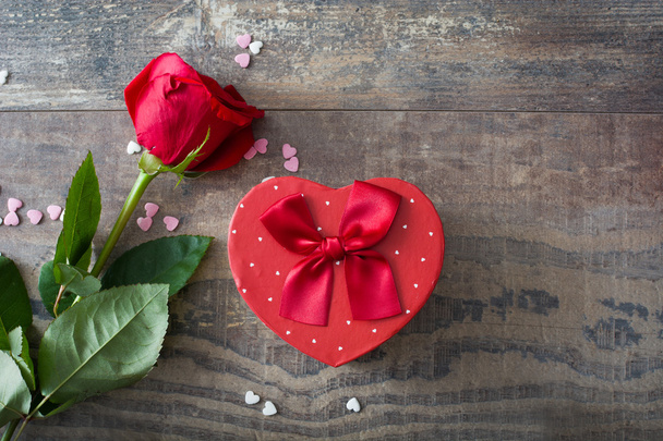 Kalp şekli ve gül ahşap hediye kutusu - Fotoğraf, Görsel
