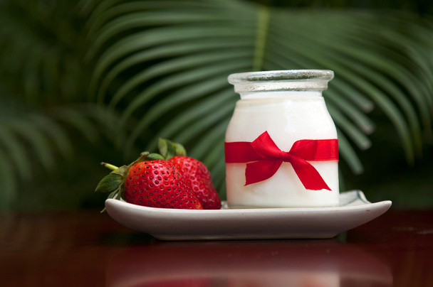 йогурт зі свіжою полуницею
 - Фото, зображення