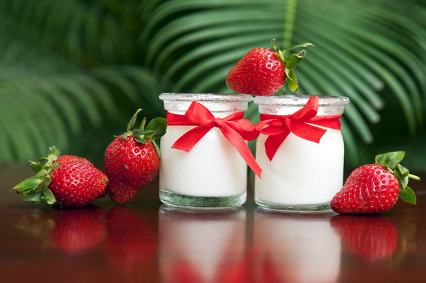 yogurt con fresas frescas
 - Foto, Imagen