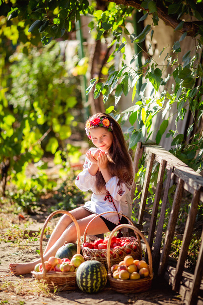 Menina ucraniana com frutas e legumes
 - Foto, Imagem