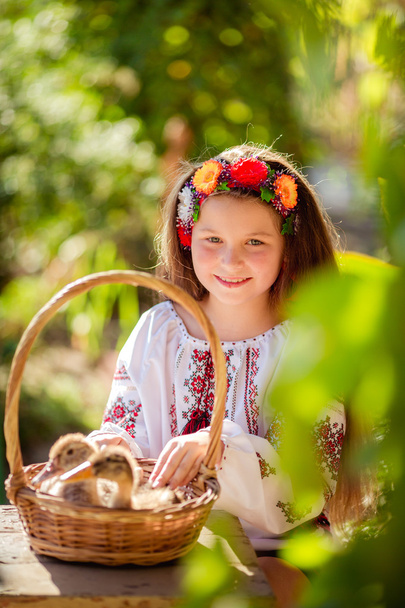 Piccola ragazza ucraina con anatroccoli
 - Foto, immagini