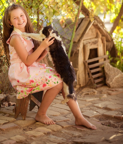 bambina che gioca con gatto
 - Foto, immagini