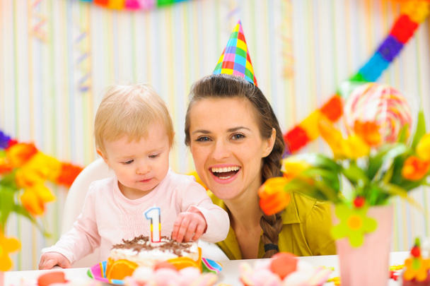 Portrait of mother and baby with birthday cake - 写真・画像