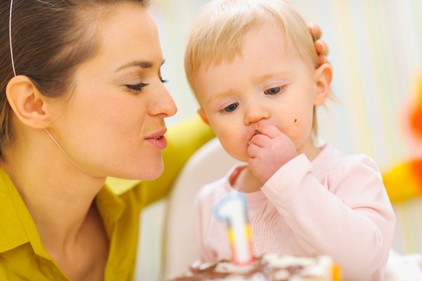 Mother congratulating eating first birthday cake baby - Foto, Bild