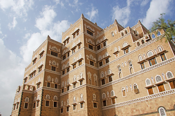 Υεμένη, τη Μέση Ανατολή: στον ορίζοντα της πρωτεύουσας Sana'a, μνημείο παγκόσμιας πολιτιστικής κληρονομιάς, με την μοναδική παλάτια και τα πέτρινα σπίτια διακοσμημένα με γεωμετρικά σχέδια με καύση τούβλα και λευκή γύψου - Φωτογραφία, εικόνα
