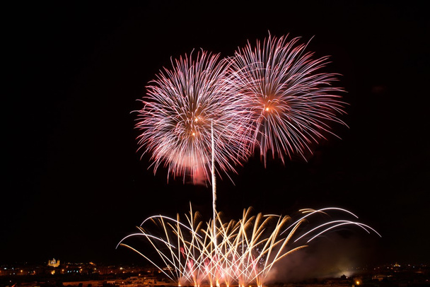 Grandes fogos de artifício coloridos explodem em Malta no céu escuro, Festival de fogos de artifício de Malta, 4 de julho, Independência, fogos de artifício explodem, Ano Novo, fogos de artifício em Zurrieq, Malta
 - Foto, Imagem