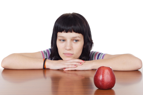 Девушка смотрит красное яблоко
 - Фото, изображение