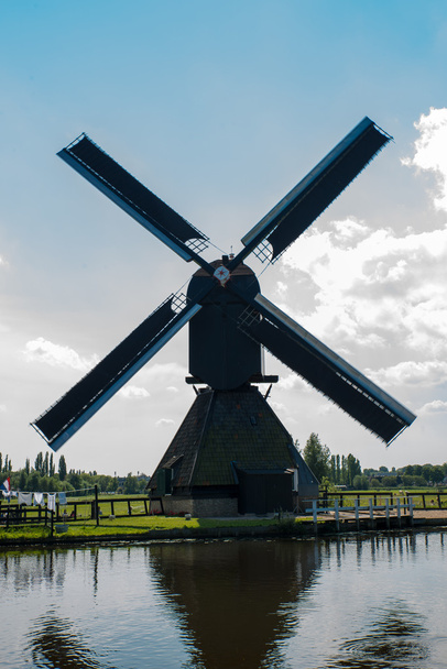 オランダの歴史的な風車 - 写真・画像