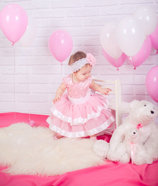 bambina in abito rosa
 - Foto, immagini