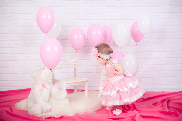 маленька дівчинка в рожевій сукні
 - Фото, зображення