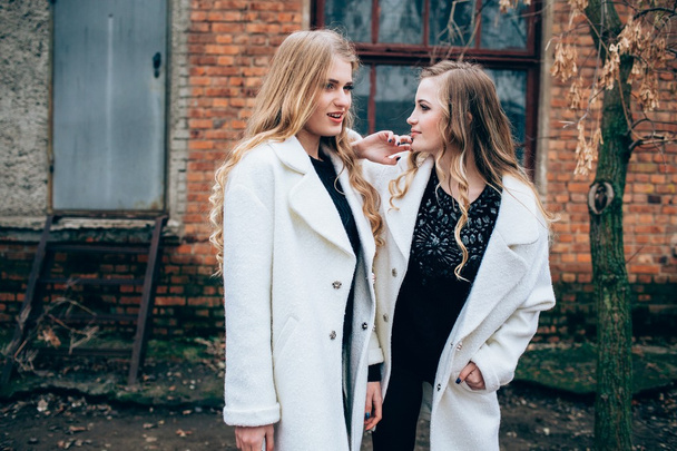 hermosas chicas en abrigos blancos
 - Foto, Imagen